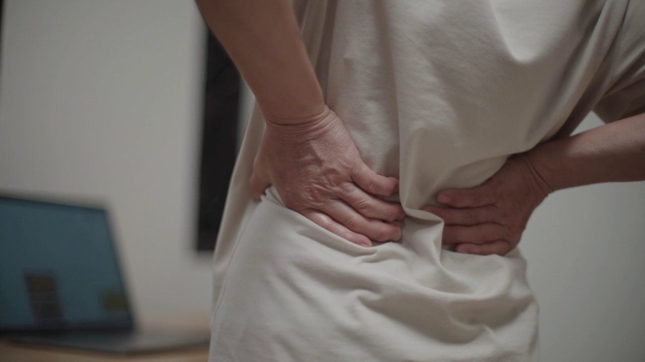 女人背痛视频素材