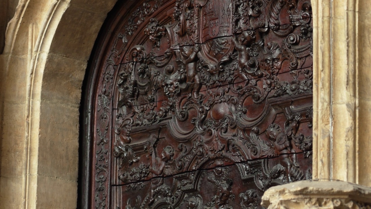 圣萨尔瓦多大教堂的雕刻门。古老的古代建筑视频素材