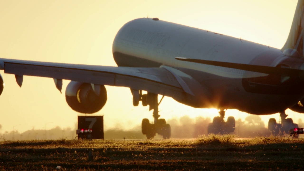 日落时分，维珍大西洋航空公司的空客A340降落在洛杉矶国际机场视频素材