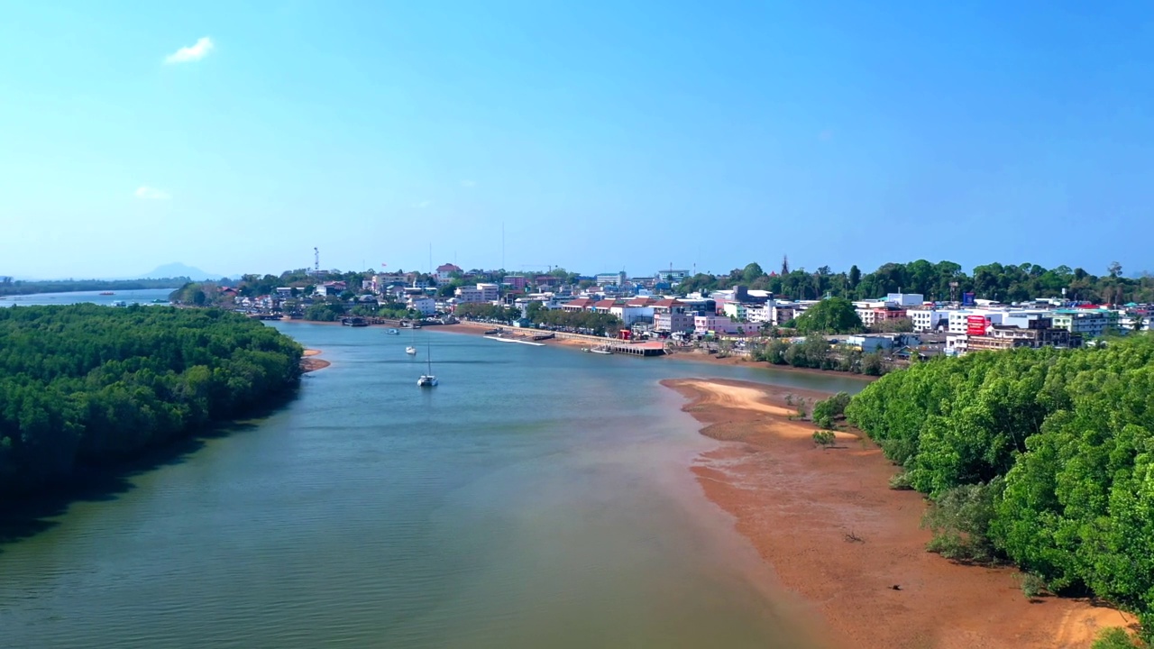 甲米市中心的鸟瞰图。它是甲米省(saban mueang)的主要城镇，位于泰国南部西海岸甲米河河口。视频下载