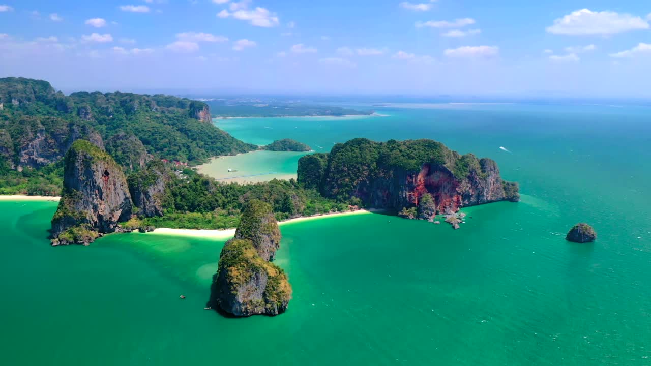 Railay aerial，也被称为Rai Leh，是位于泰国甲米和昂之间的一个小半岛。由于高大的石灰岩悬崖切断了通往大陆的通道，所以只能乘船前往。视频下载