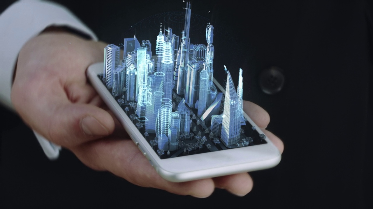 商人手持带有3D城市全息图的手机视频素材