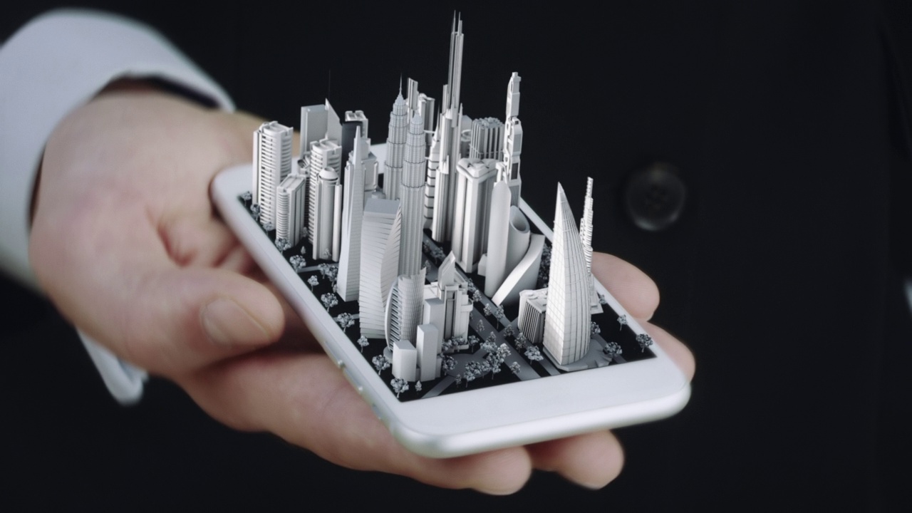 商人手持带有3D城市模型的手机视频素材