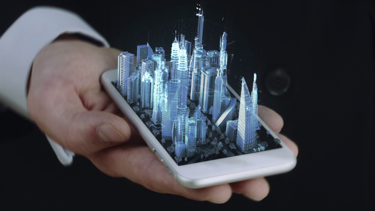 商人手持带有3D城市全息图的手机视频素材