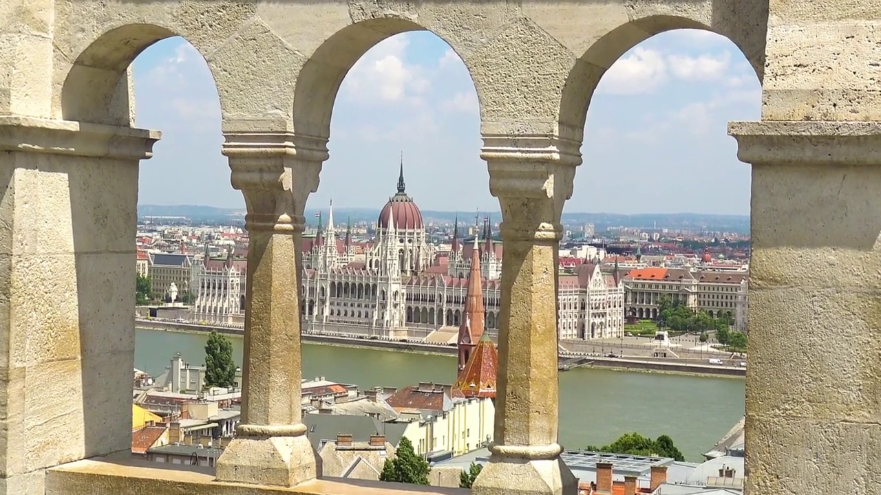 匈牙利布达佩斯，多瑙河上的议会大厦视频下载