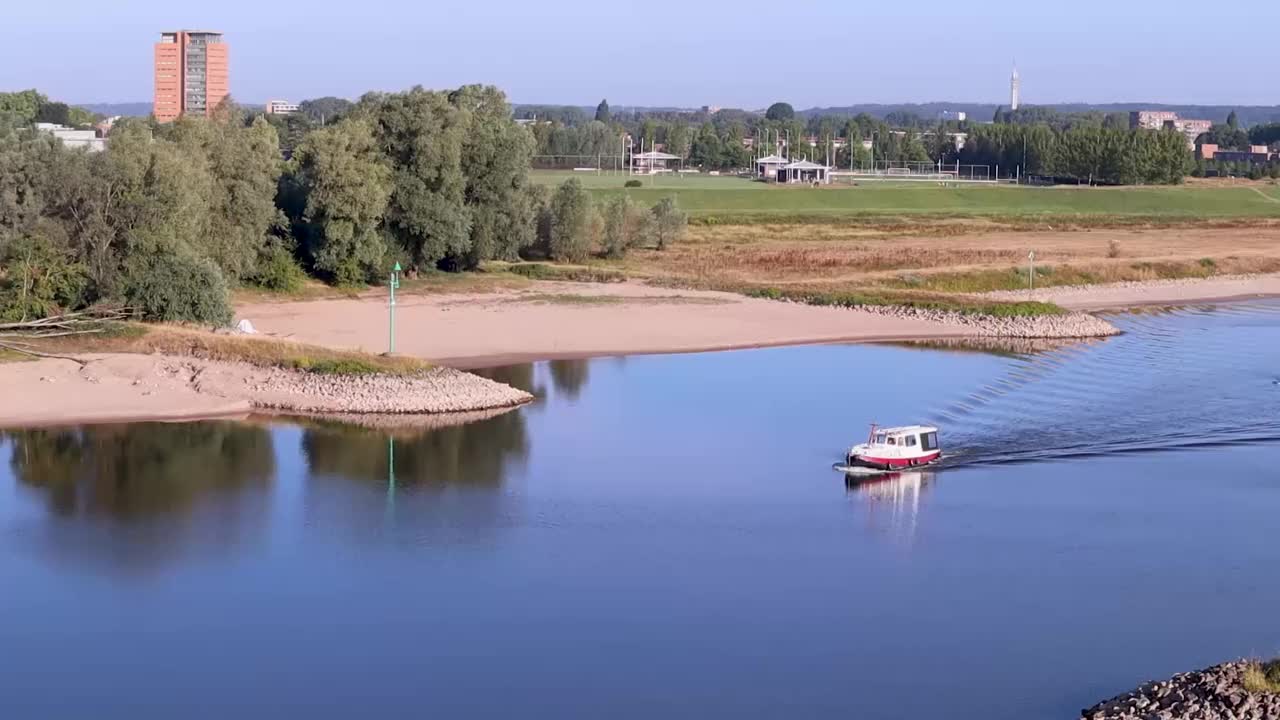 由于炎热的夏天，三艘船在非常低的莱茵河上(阿纳姆，荷兰，2022年)视频下载