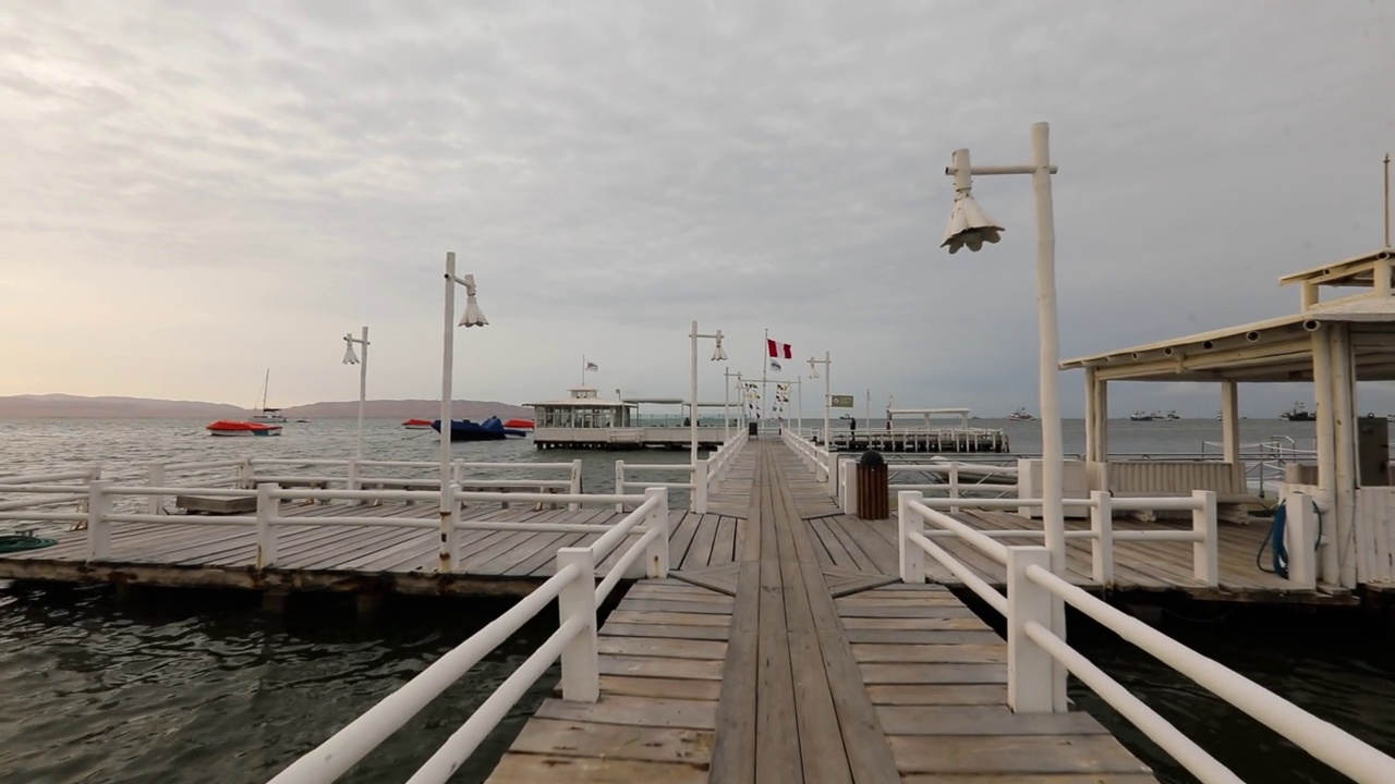 POV镜头接近水上咖啡馆，码头餐厅，桥上移动。视频下载