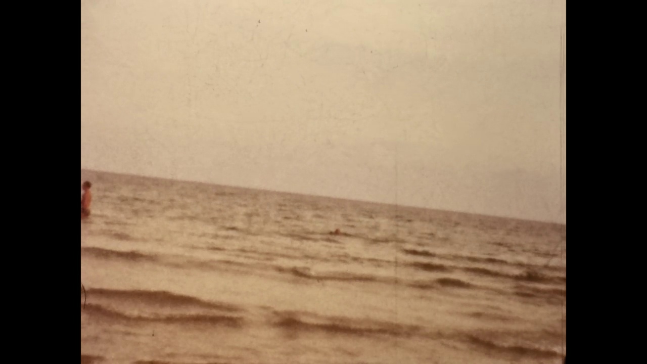 1958年的西班牙，人们在海滩度假视频下载