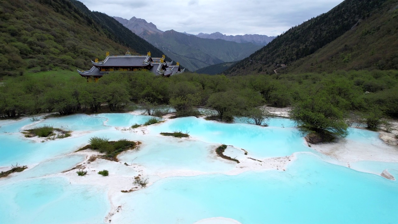 黄龙峡谷景观中的五色池塘，四川，中国视频下载