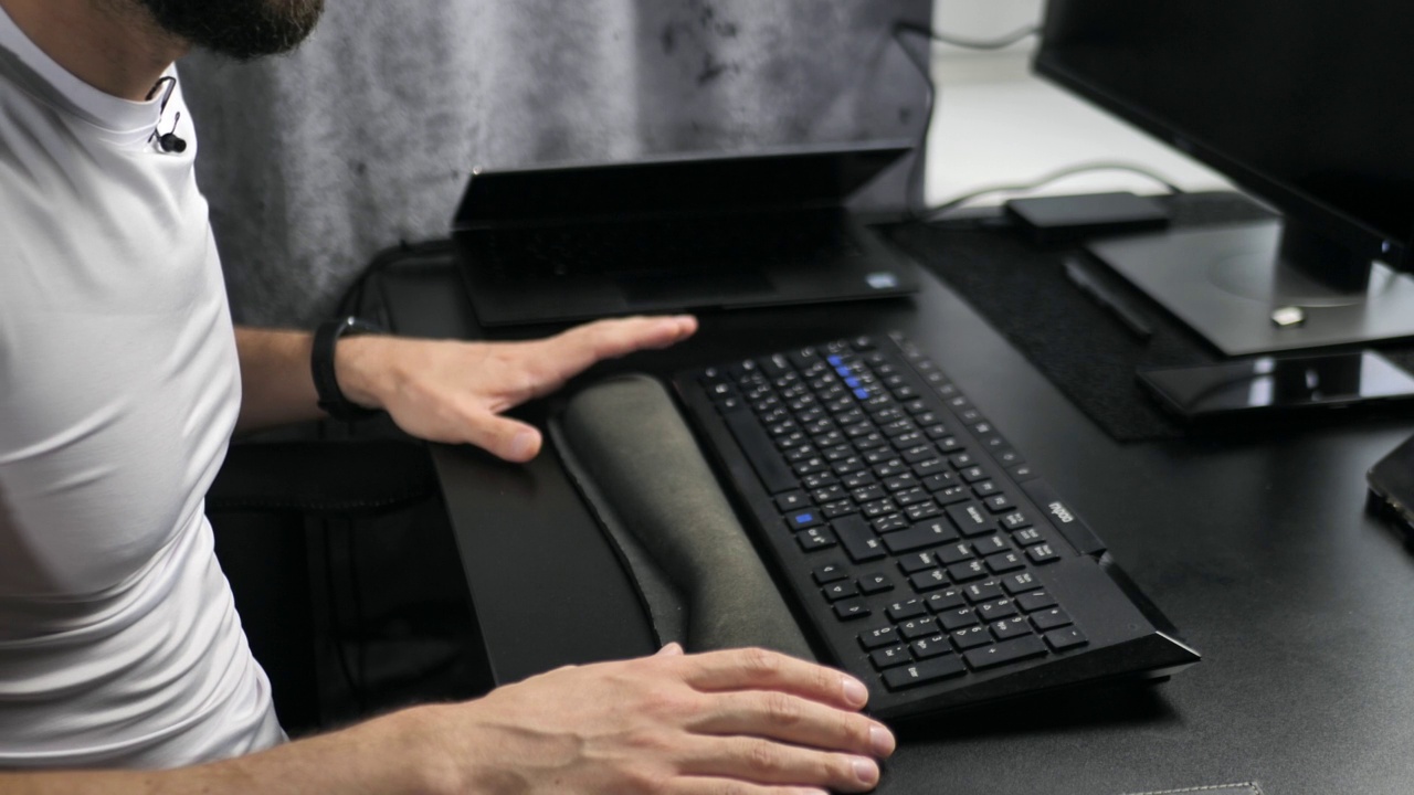 桌面上的黑色键盘。视频素材