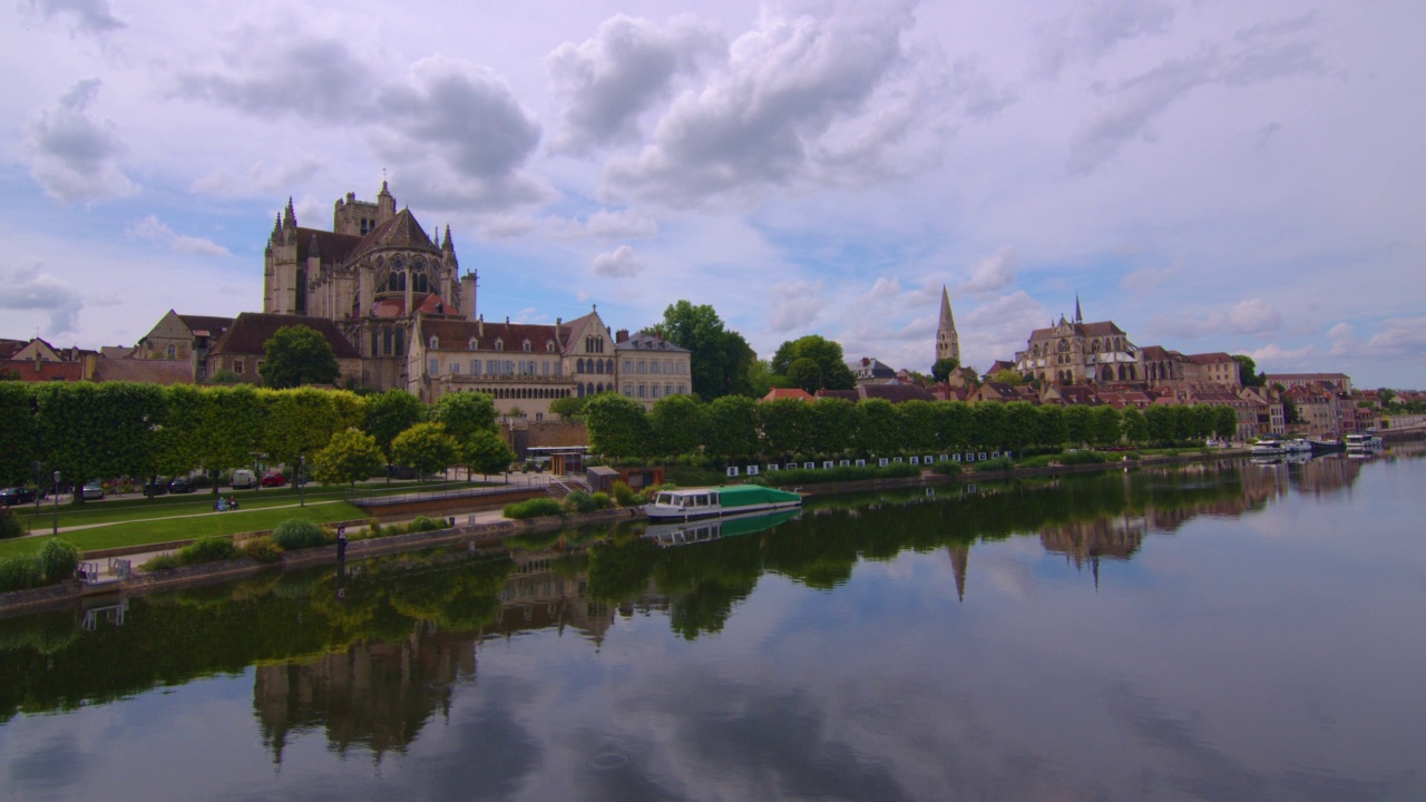 时间流逝。美丽的云彩在古城的背景下。法国勃艮第约恩河上的圣艾蒂安大教堂的城市景观视频素材