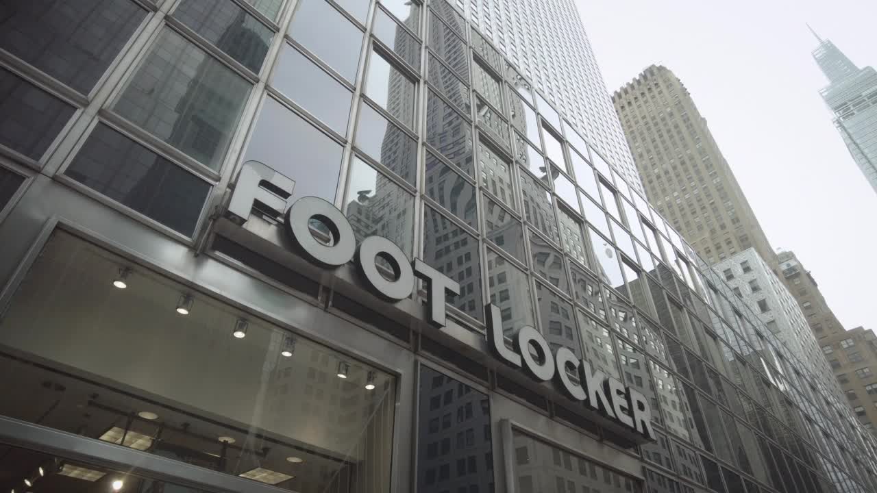 第四十二街的Foot Locker鞋店视频下载