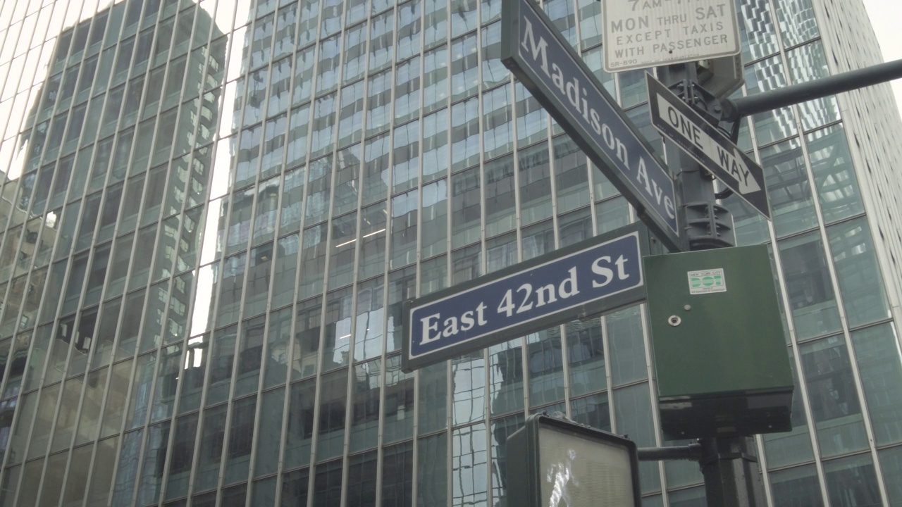 42街和麦迪逊大道的街道标志有办公大楼视频下载