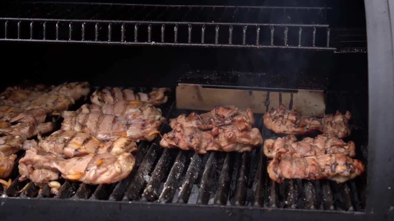 户外烧烤用手合上烤架盖盖热鸡肉和牛排在烤架格栅上烹饪视频素材