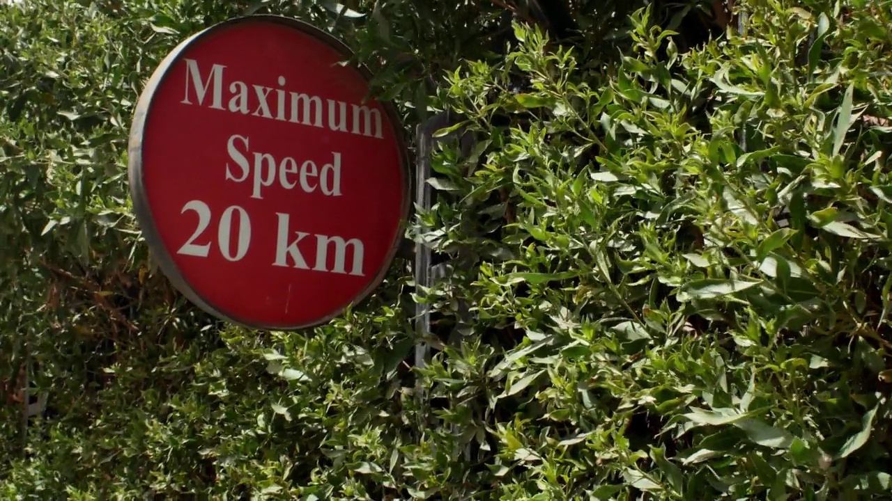 限速为每小时20公里的路标。视频素材