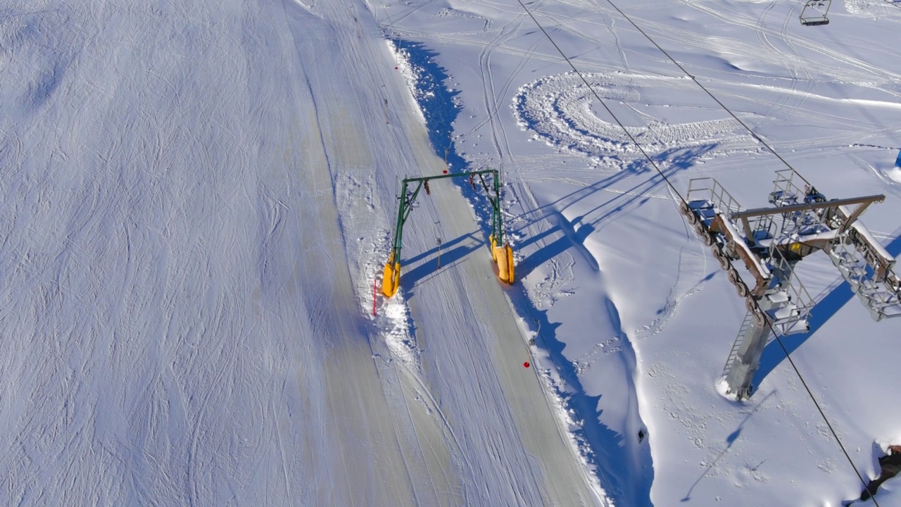 滑雪场空电梯的无人机拍摄，2022年视频下载