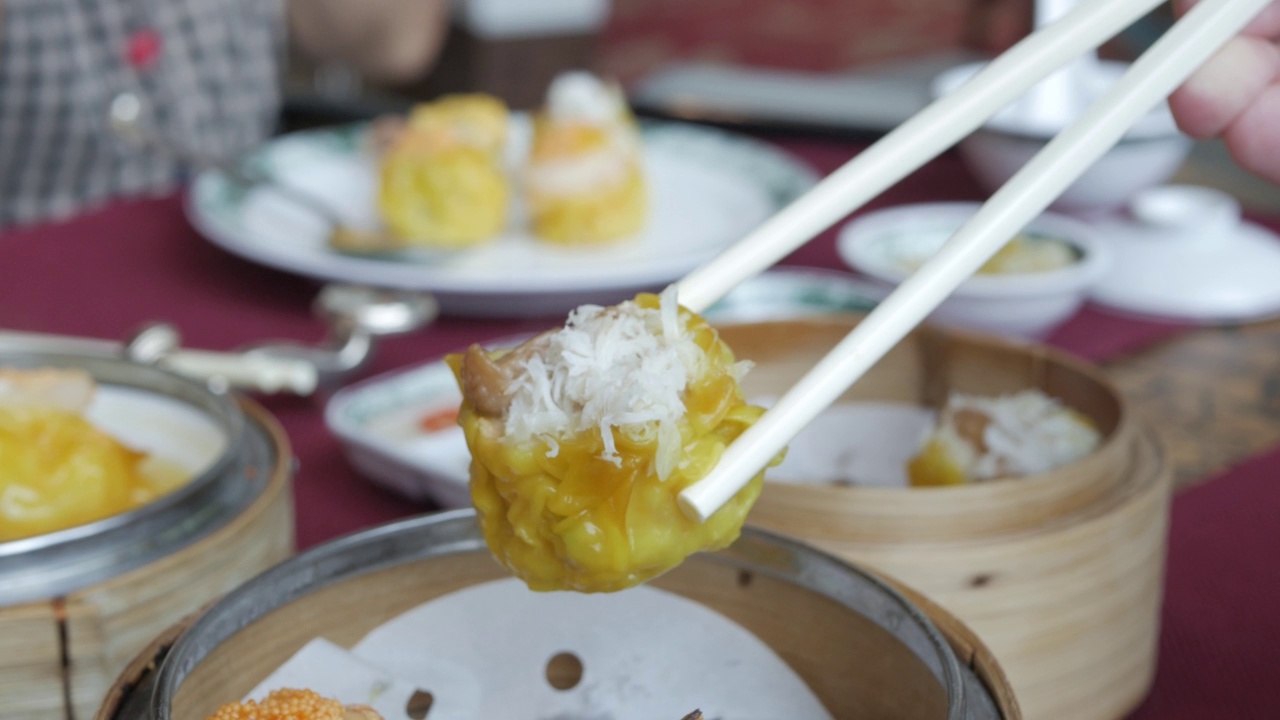 在餐馆用筷子吃清蒸点心。视频素材