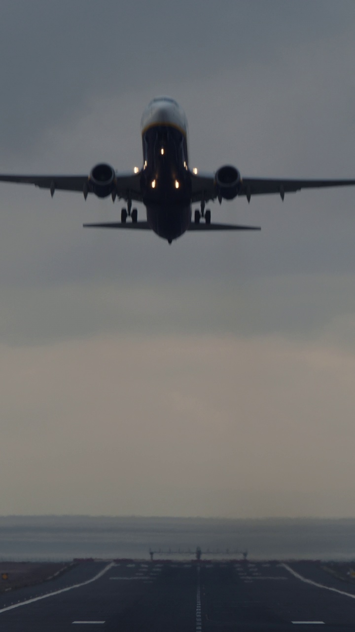 飞机从机场起飞视频素材