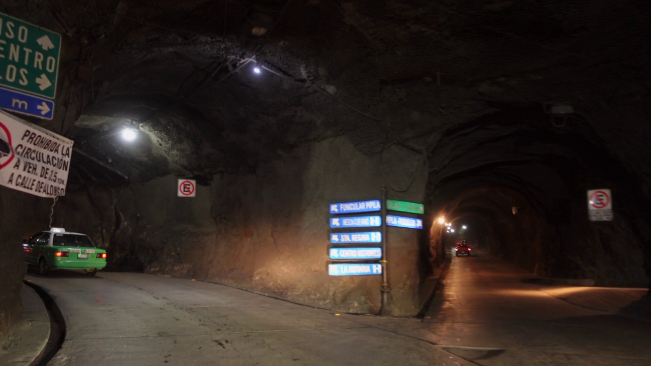 穿过墨西哥瓜纳华托市的地下隧道视频下载