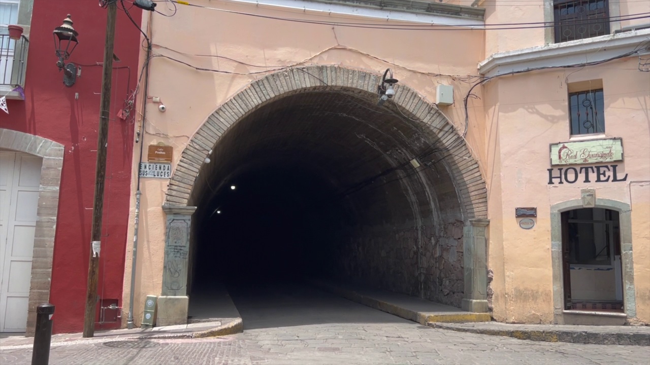 在墨西哥瓜纳华托市的街道上观看当地的地下隧道视频下载