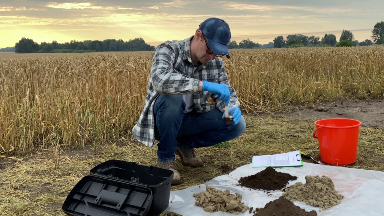 农学家进行户外试验，测定土壤pH值视频素材