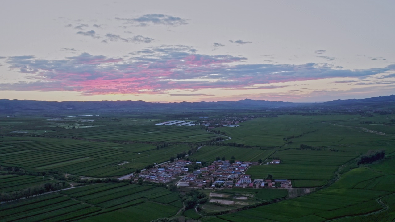 日落时村庄的鸟瞰图。视频素材