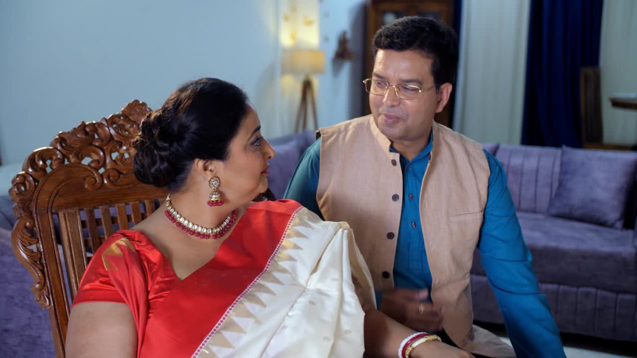 一对迷人的孟加拉夫妇在他们的家-爱和亲情，浪漫的夫妇，印度家庭视频素材