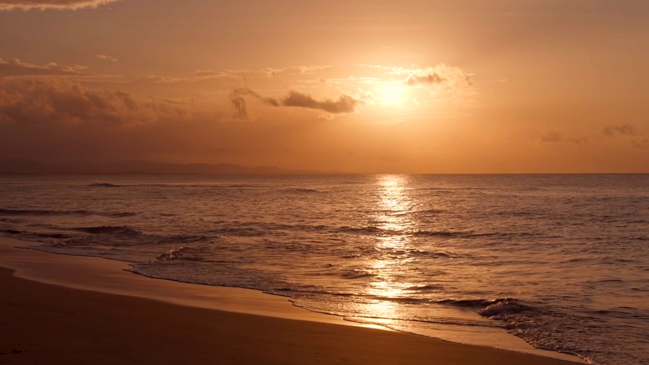 惊人的海景。生动的惊人的日落在海岸。宁静放松的晚上视频素材
