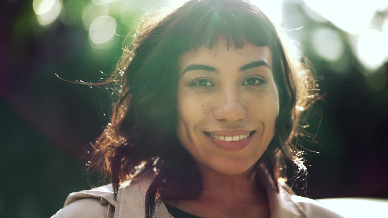 一个年轻的巴西女人微笑着对照相机太阳耀斑。南美自信的人站在外面视频下载