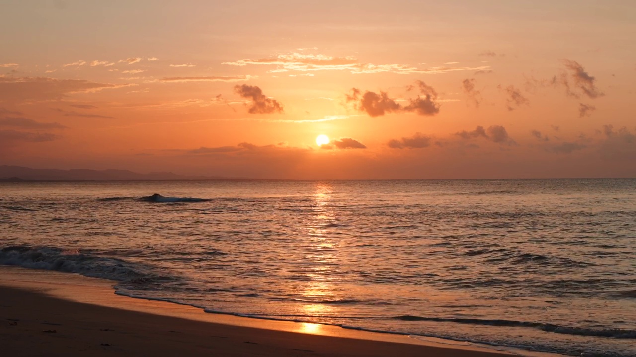 惊人的海景。生动的惊人的日落在海岸。宁静放松的晚上视频素材