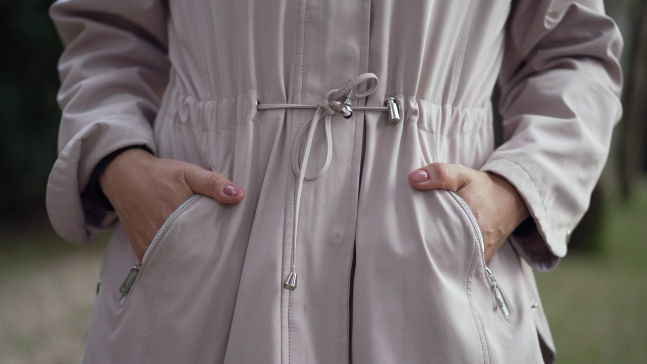 女人双手插在大衣口袋里，外套内侧特写手视频下载
