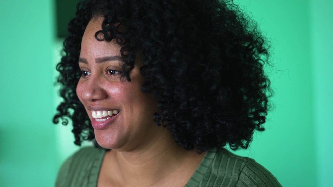 一个黑人妇女微笑的脸特写与卷发视频素材