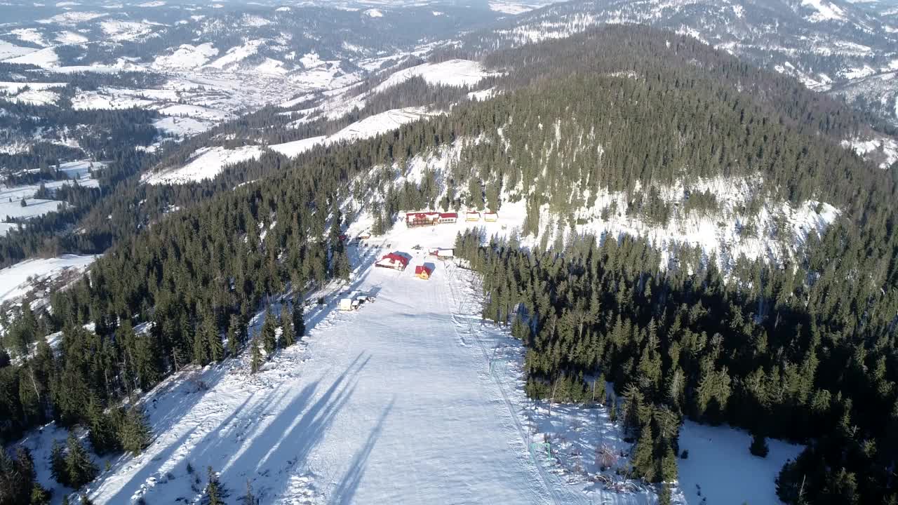 冬季滑雪场带滑雪电梯的空中景观雪坡。冬季活动在豪华滑雪场无人机视图视频下载