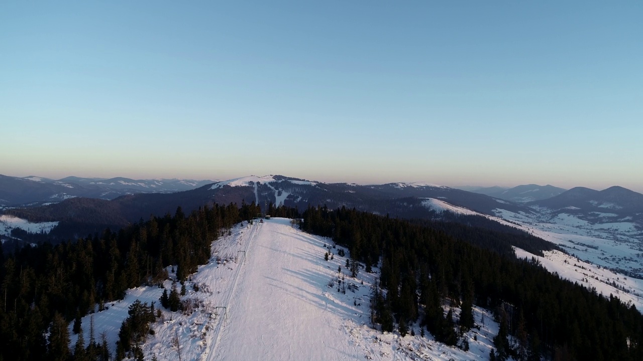 冬季滑雪场带滑雪电梯的空中景观雪坡。冬季活动在豪华滑雪场无人机视图视频下载