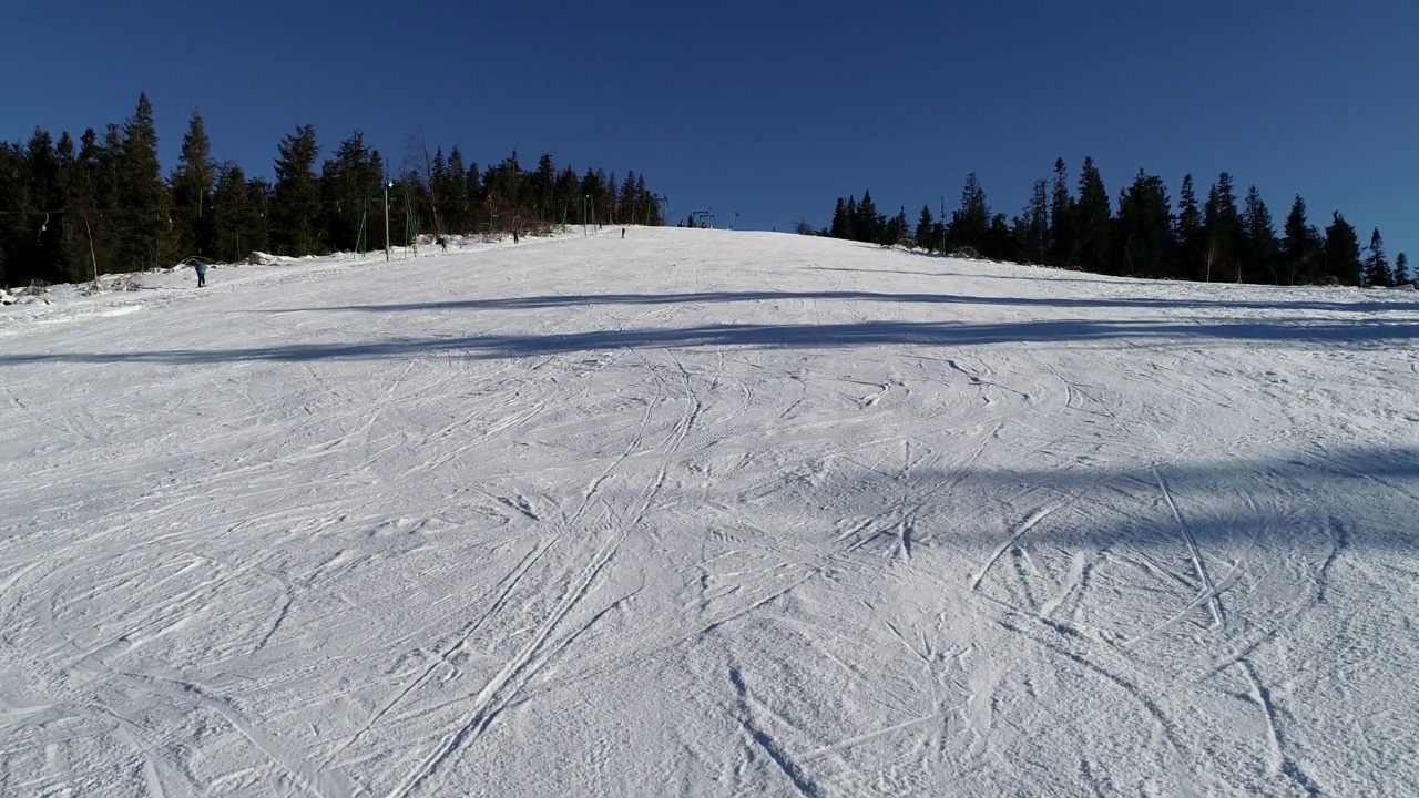 人们在雪山滑雪场滑雪的美丽航拍。视频下载