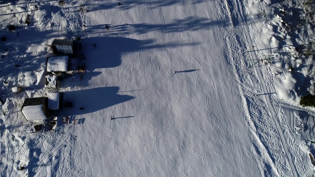 人们在雪山滑雪场滑雪的美丽航拍。视频下载