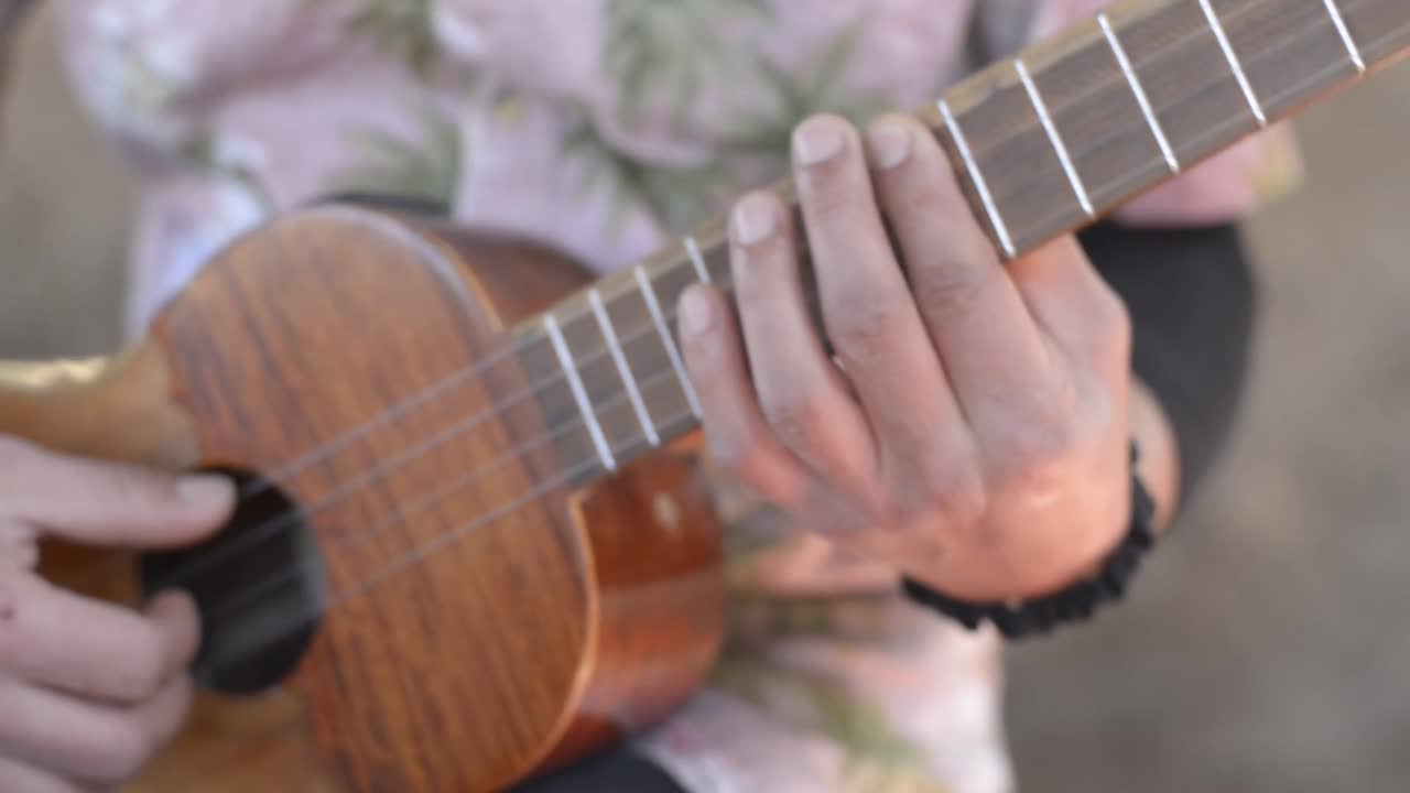 一个成年男子演奏传统的拉丁弦乐器视频下载