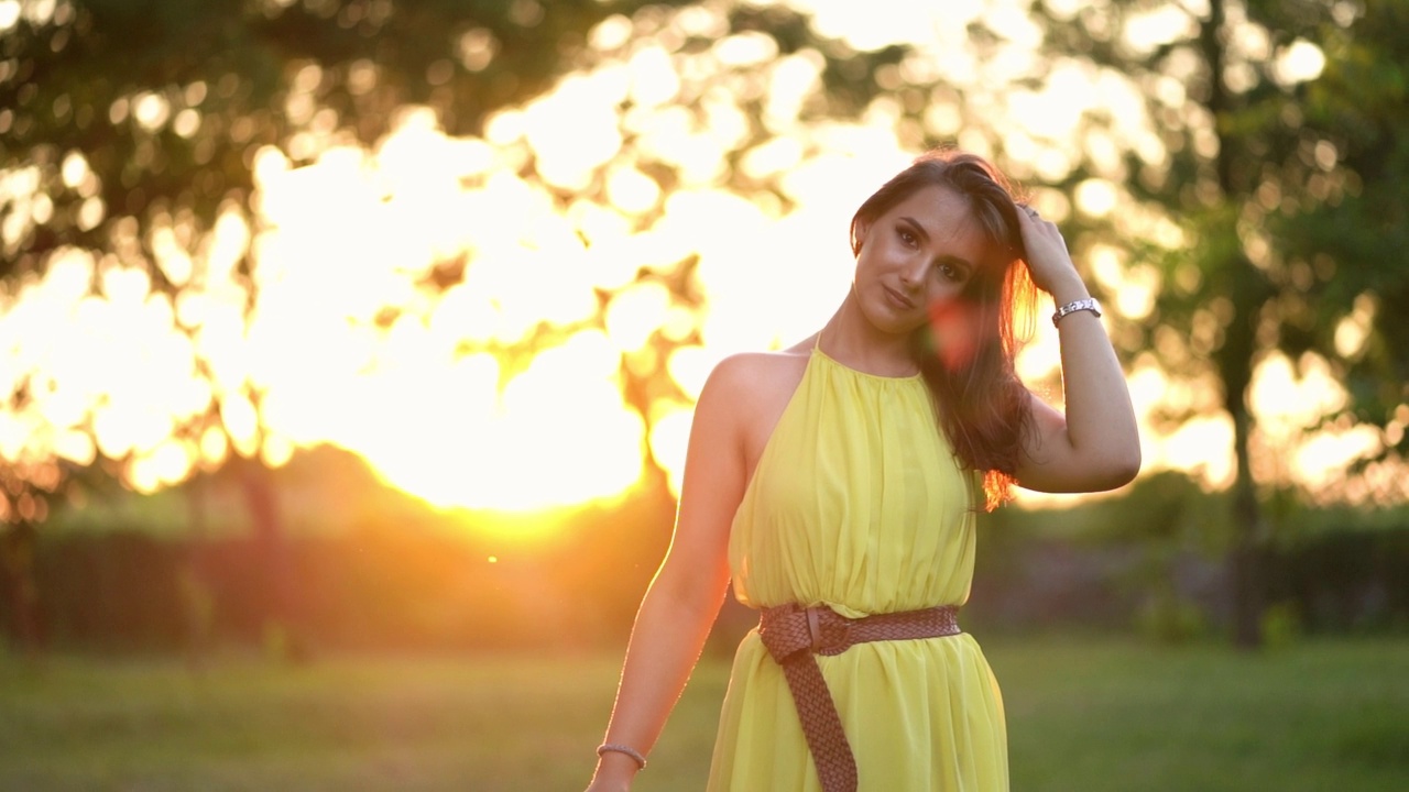 日落时穿黄裙子的女人视频素材