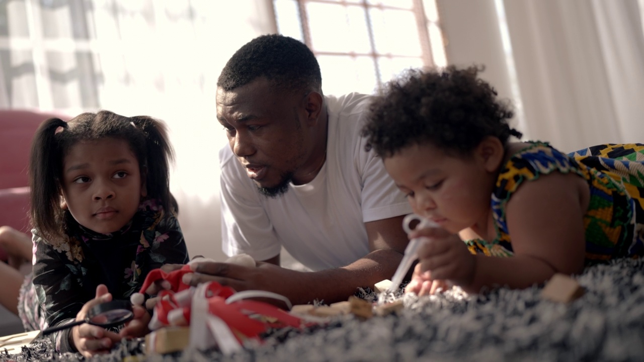 非洲裔美国父亲和女儿在家里玩耍视频下载