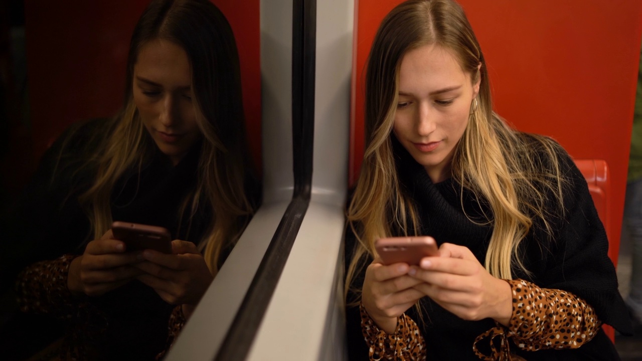 在地铁里打电话的女人视频素材