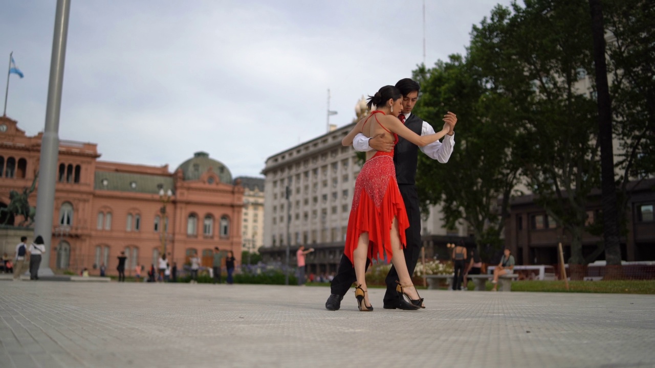 一对拉丁夫妇在城市广场上跳探戈视频素材