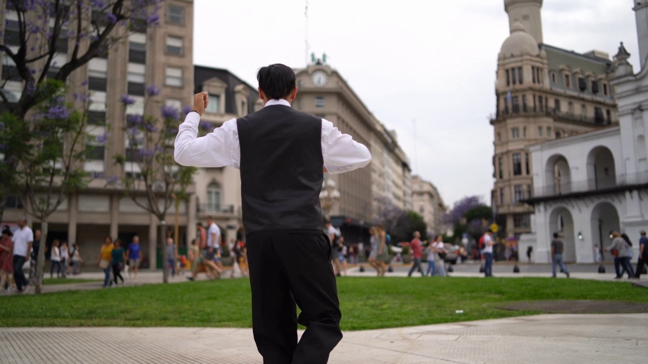 在城市广场上跳舞的拉丁舞者视频素材