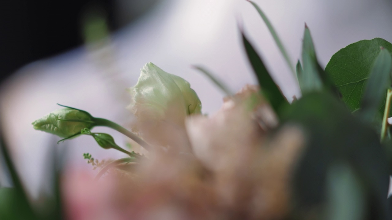 婚礼花束与杜仲和叶子在花卉工作室视频素材