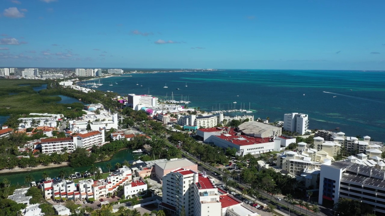 加勒比海对面美丽的坎昆城市鸟瞰图视频下载
