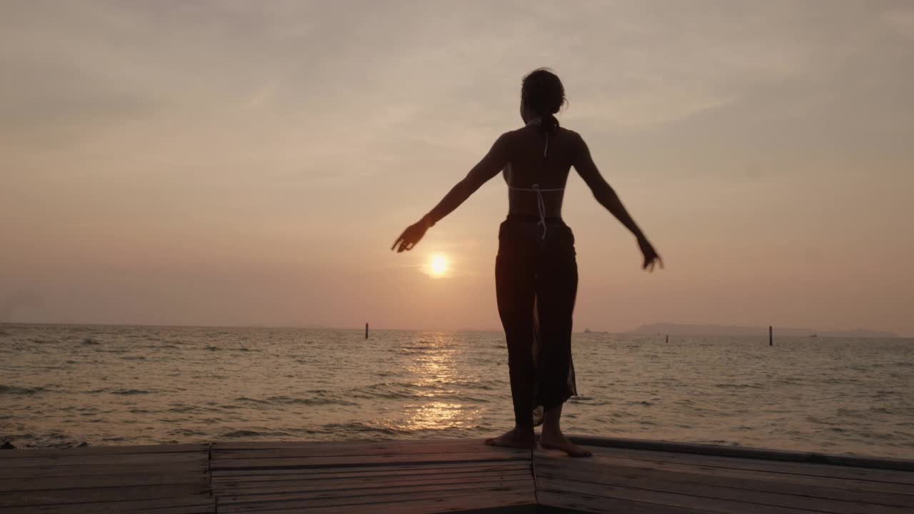 在海边看日落的女人视频素材