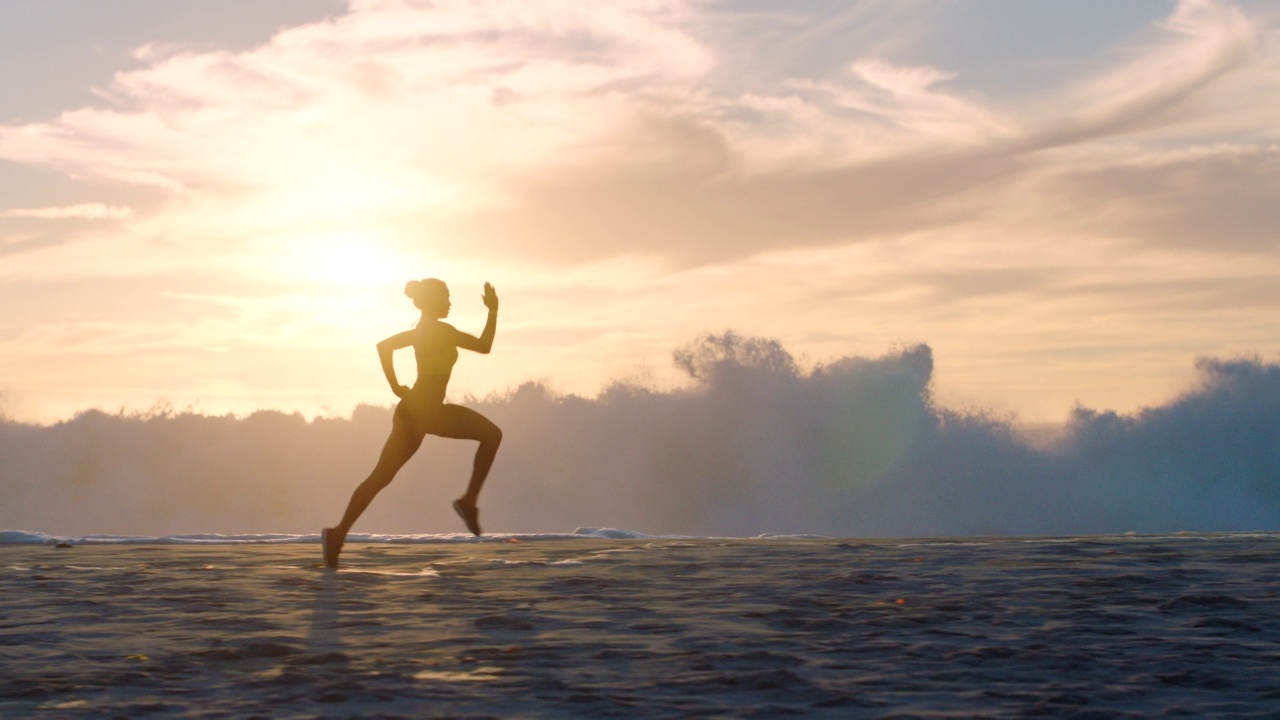 活跃，健康和运动的运动员在海滩上跑步，海浪，日落背景和复制空间。阴影，轮廓和剪影的一个健康的女人耐力做锻炼，锻炼和训练视频下载