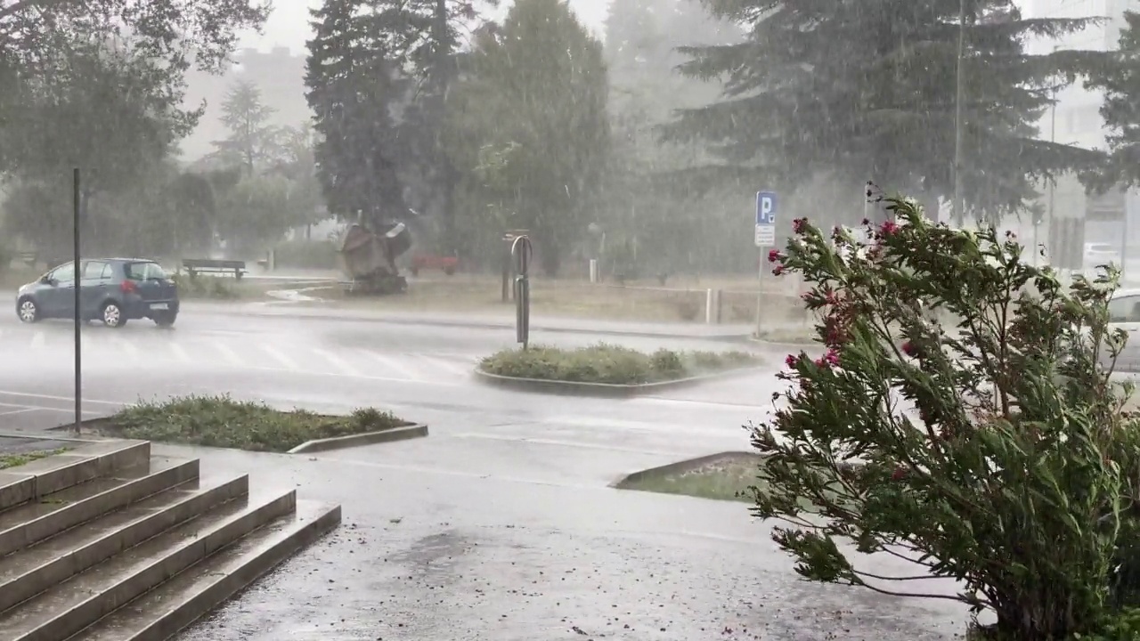 夏季该市会有强风和暴雨视频素材