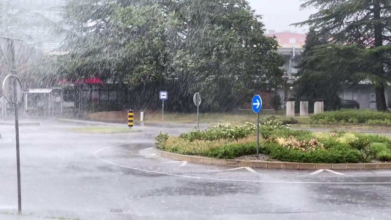 强风和暴雨淹没了城市的街道视频素材