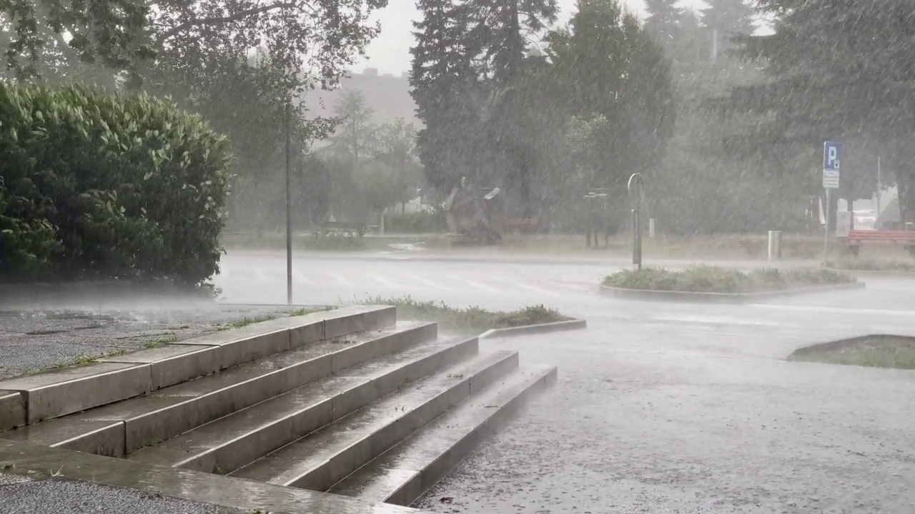 暴雨伴有强风和大雨在城市视频素材