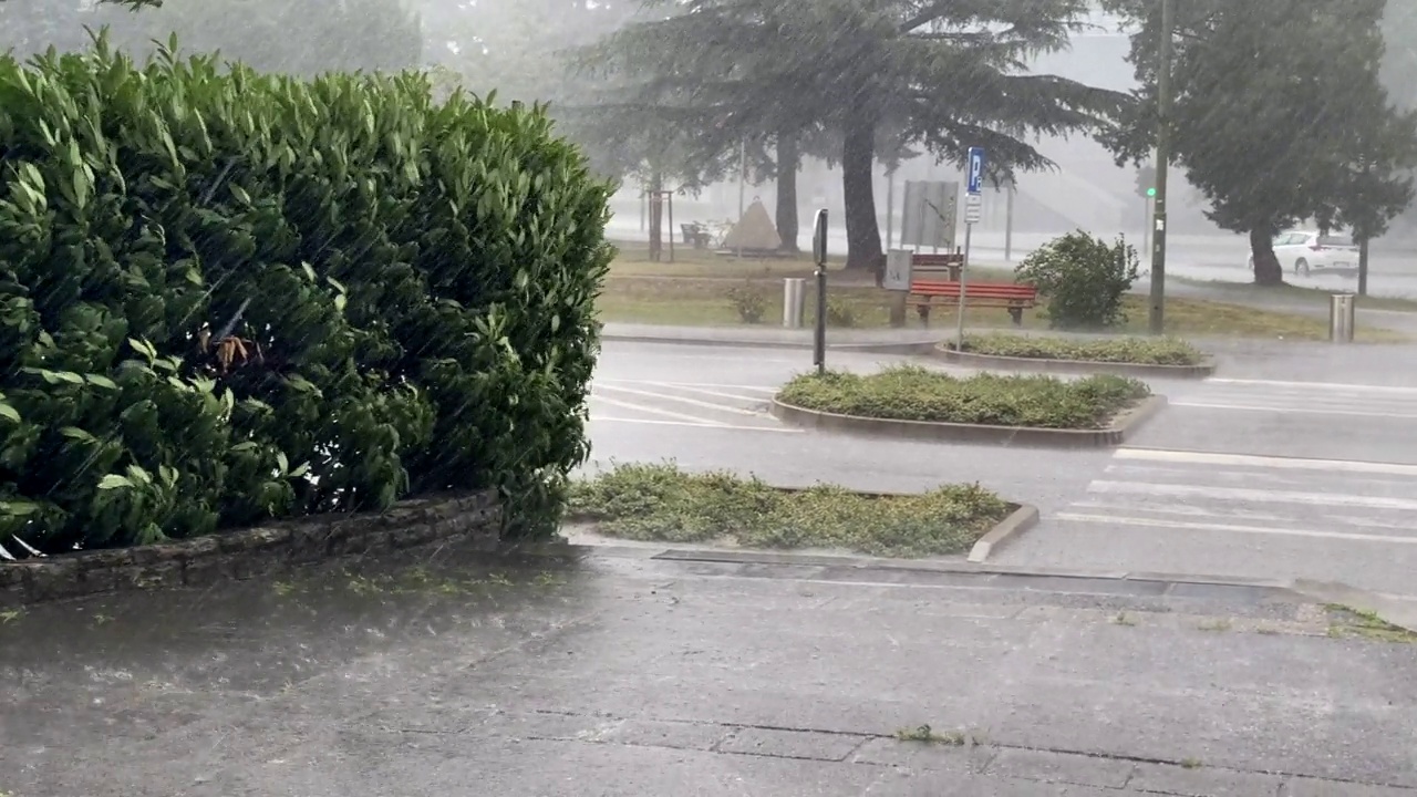 夏季的暴风雨淹没了城市的街道视频素材